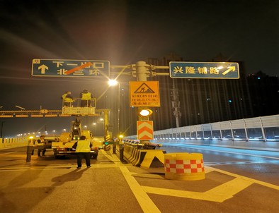 开封郑州市北三环彩虹桥交通标志牌安装现场